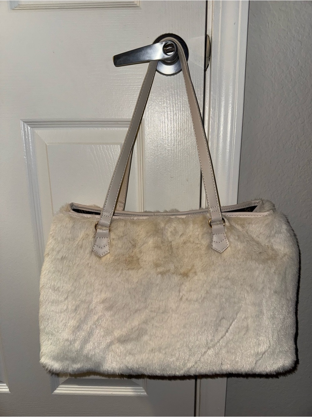 Juicy Couture White Faux Fur Shoulder Bag with Pom Pom Charm New with Tags - Picture 7 of 16